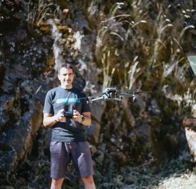 Alvarado Producciones operando un dron