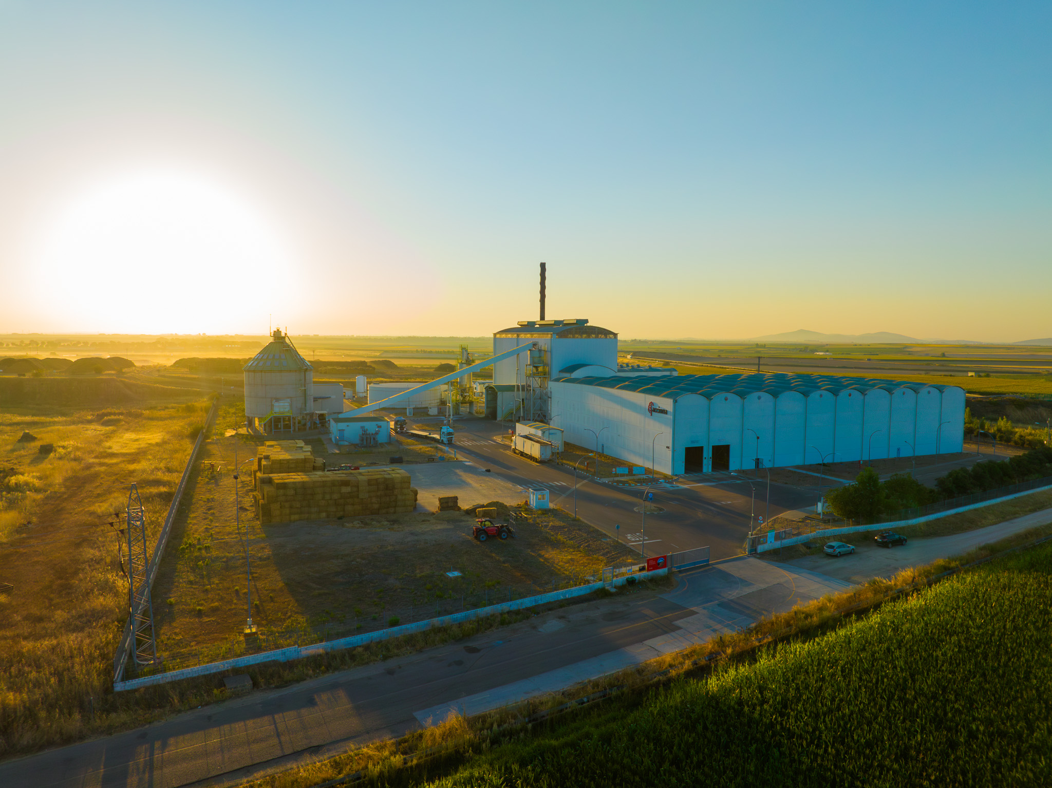 Grabación aérea con dron de una instalación de energía renovable para vídeo corporativo de Acciona Energía