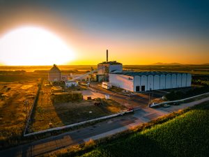 Grabación aérea con dron de instalaciones industriales en Extremadura para vídeo corporativo