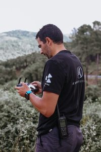 Arturo Alvarado operando un dron profesional durante un rodaje en Extremadura