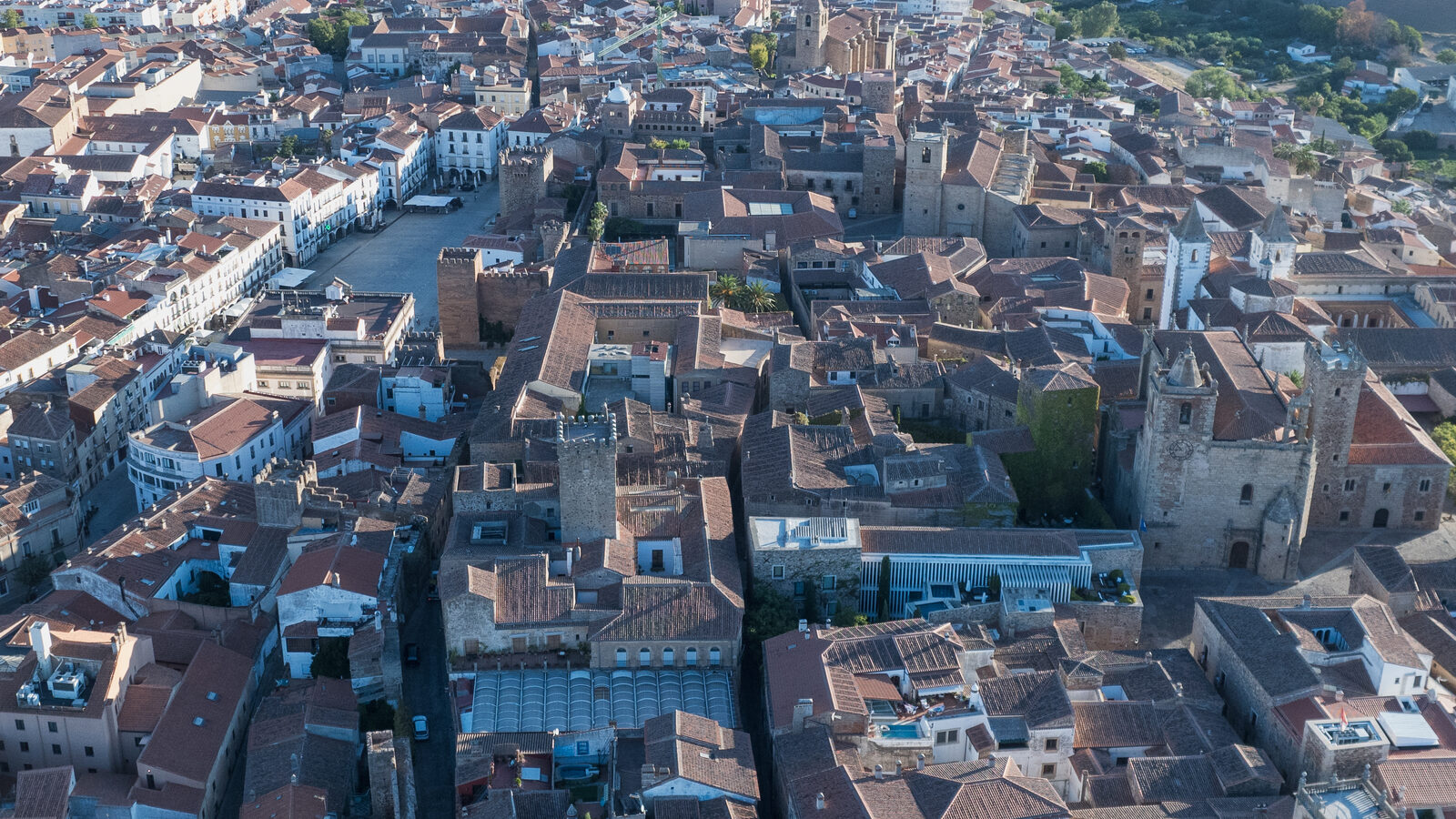 Vista aérea del casco antiguo de Cáceres, Patrimonio de la Humanidad y localización de rodaje en Extremadura
