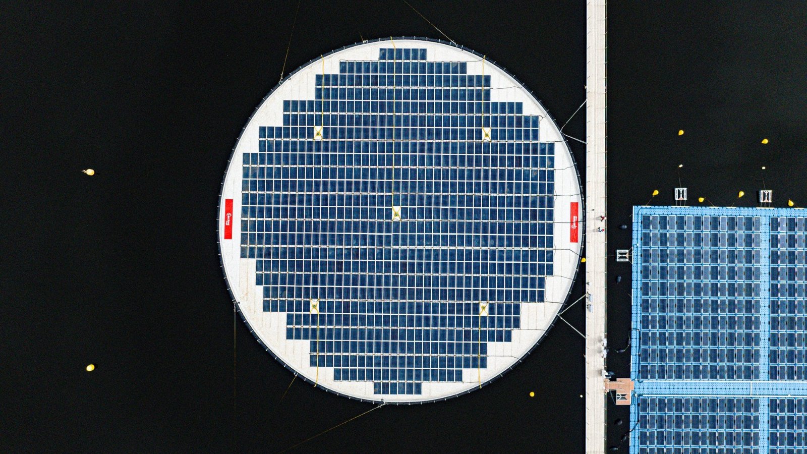Toma cenital con dron de la planta solar flotante del embalse de Sierra Brava, Extremadura