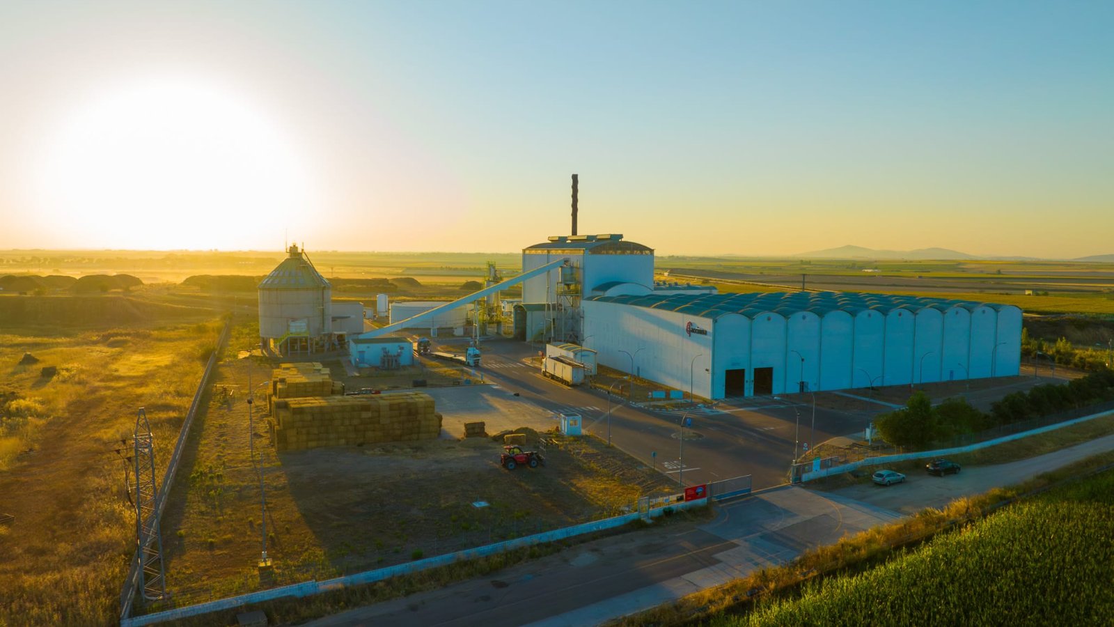 Grabación aérea con dron de instalaciones industriales en Extremadura al amanecer