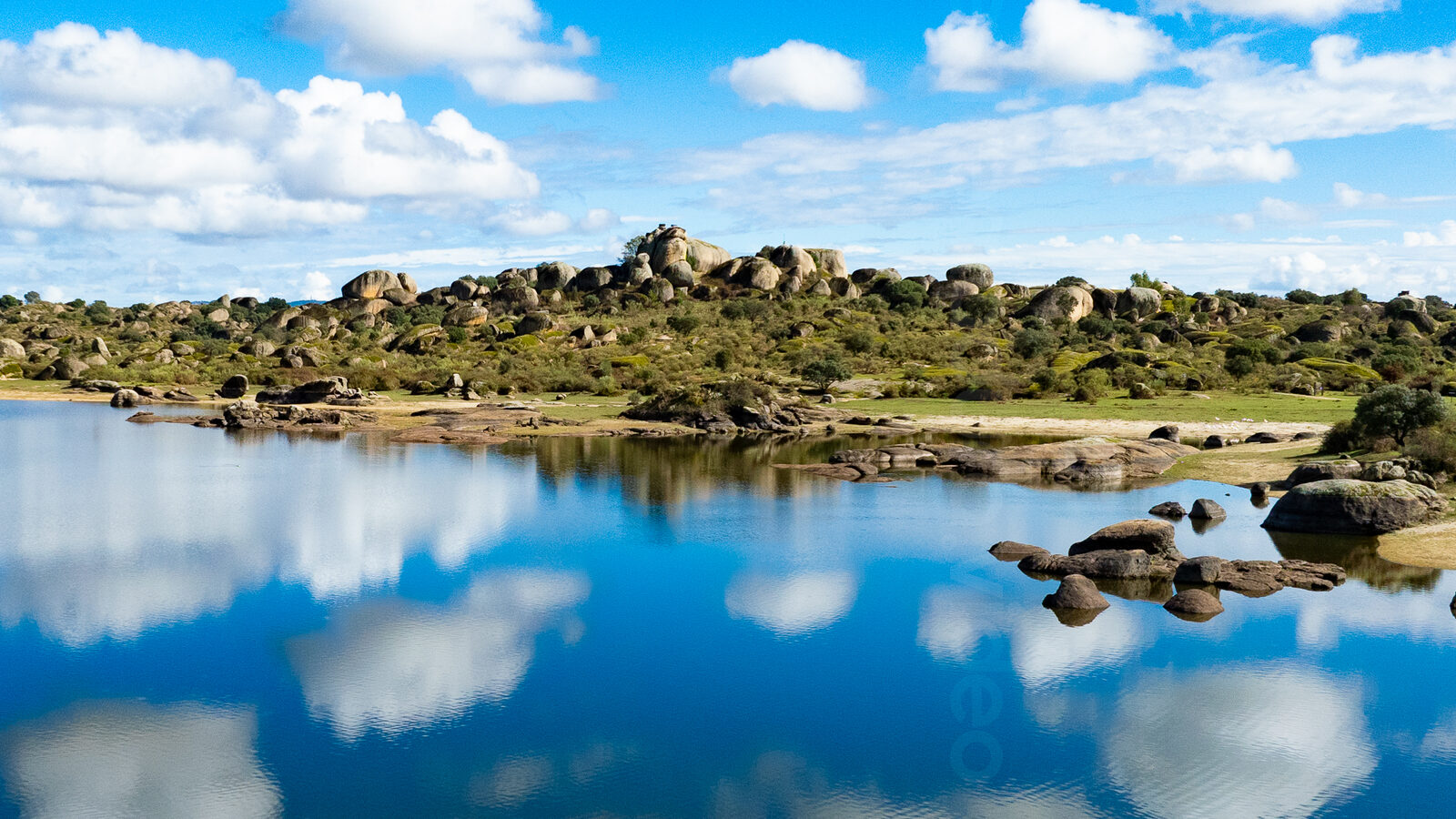 Los Barruecos, en Malpartida de Cáceres: paisaje granítico y lagunas reflejando el cielo