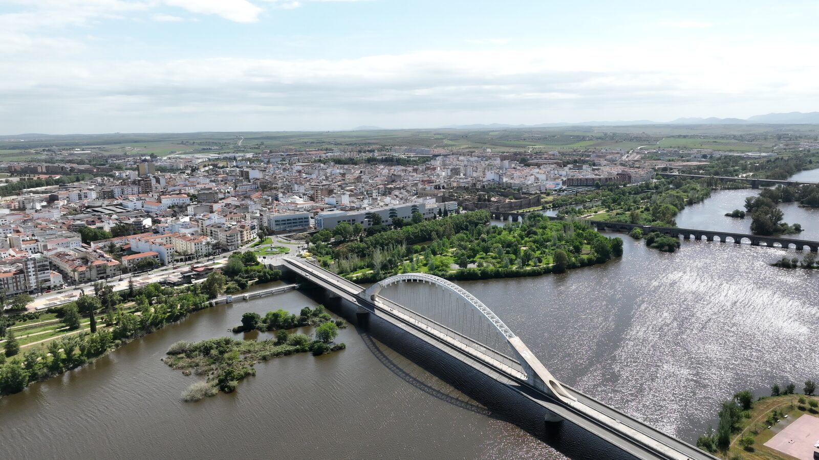 Mérida desde el aire, con el río Guadiana y sus puentes