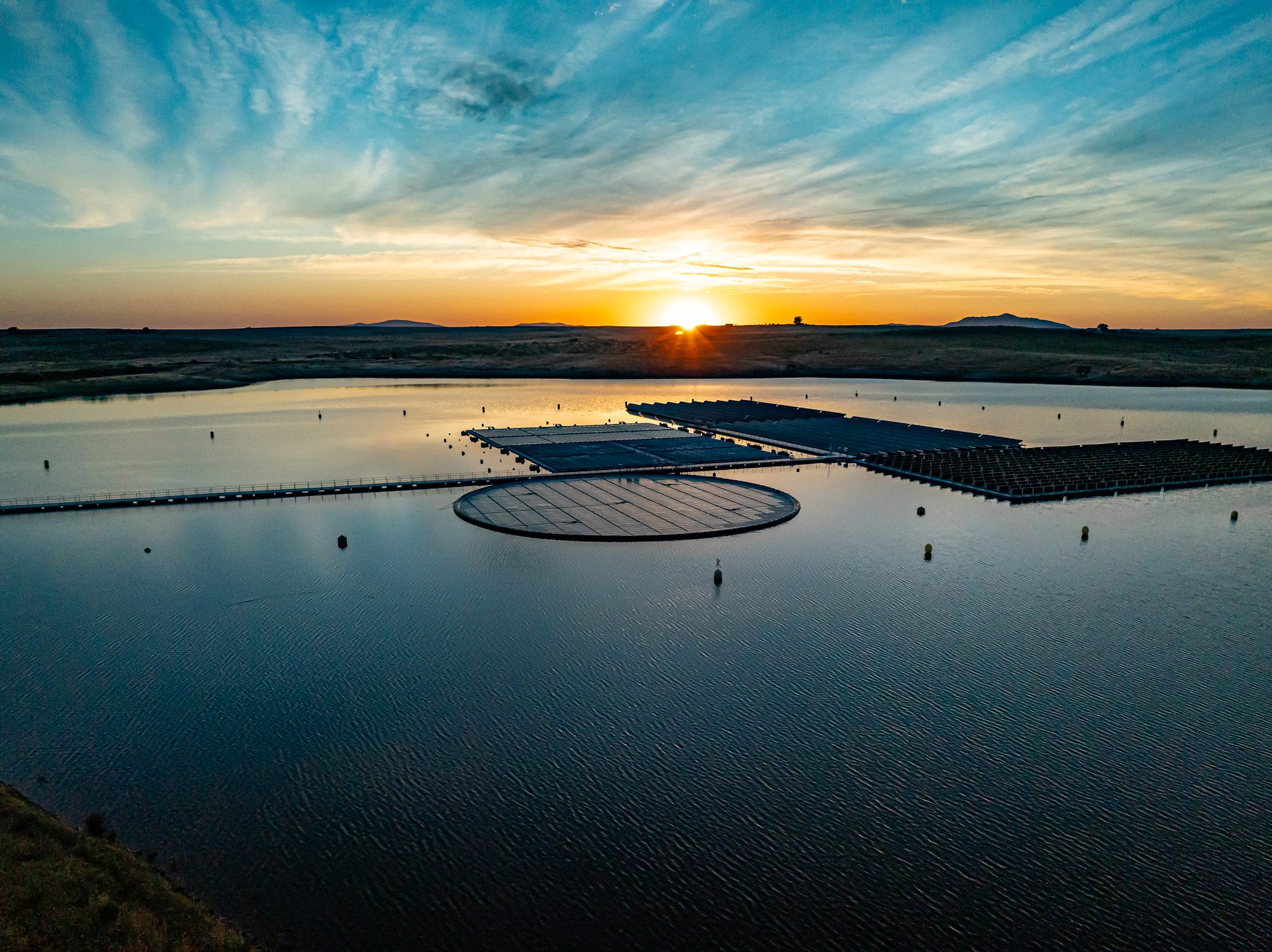 Atardecer en el embalse de Sierra Brava, Extremadura, captado con dron por Alvarado Producciones