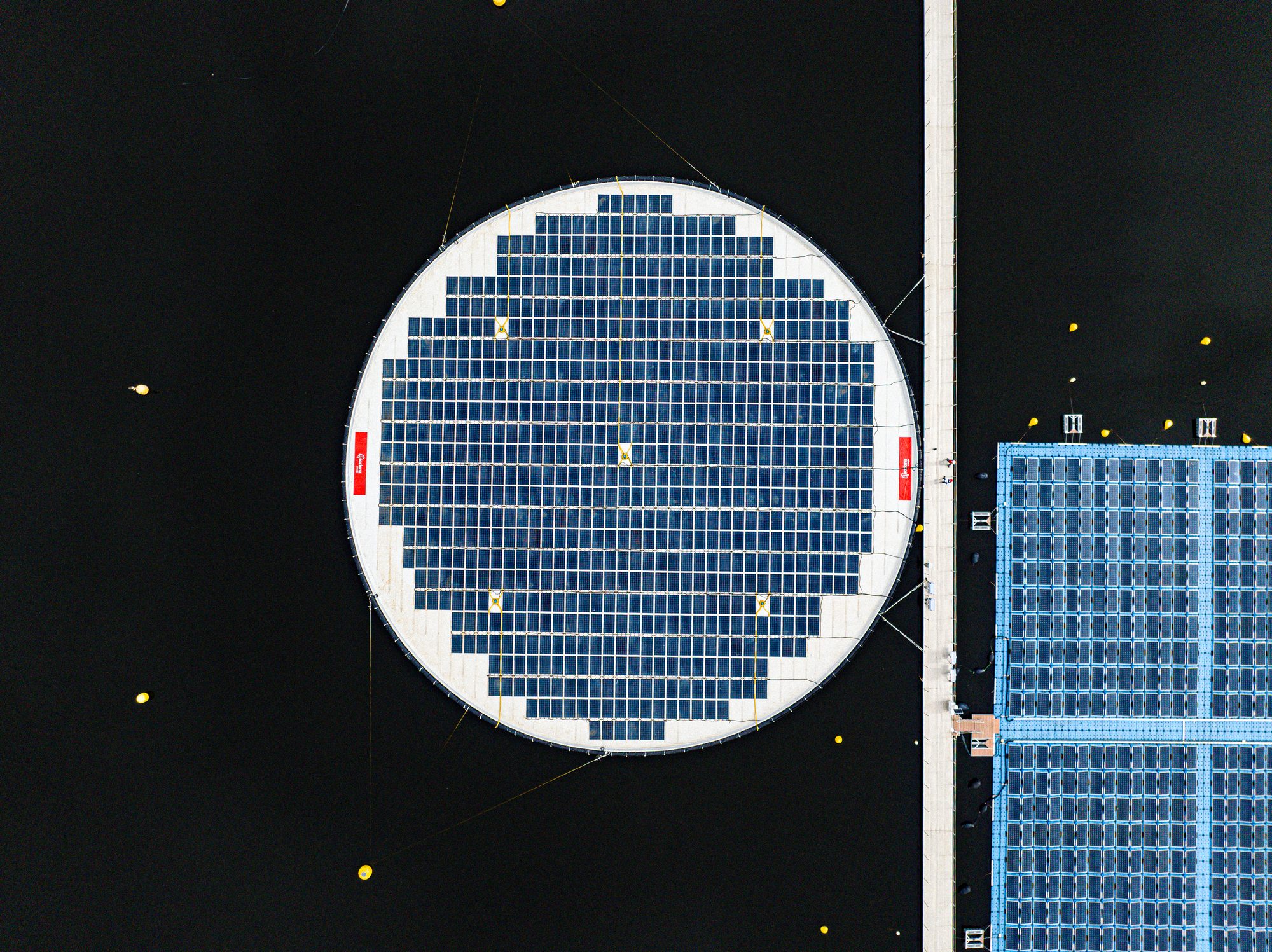 Toma cenital con dron de una instalación de paneles solares flotantes en el embalse de Sierra Brava, Extremadura