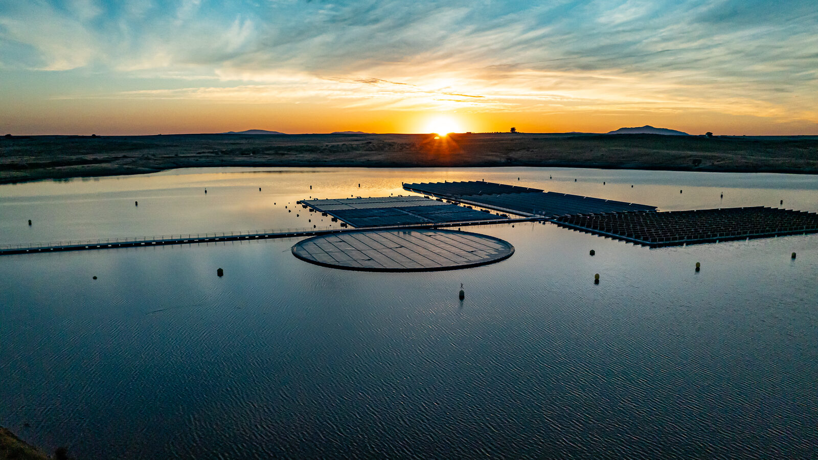 Planta solar flotante del embalse de Sierra Brava, en Extremadura, al atardecer