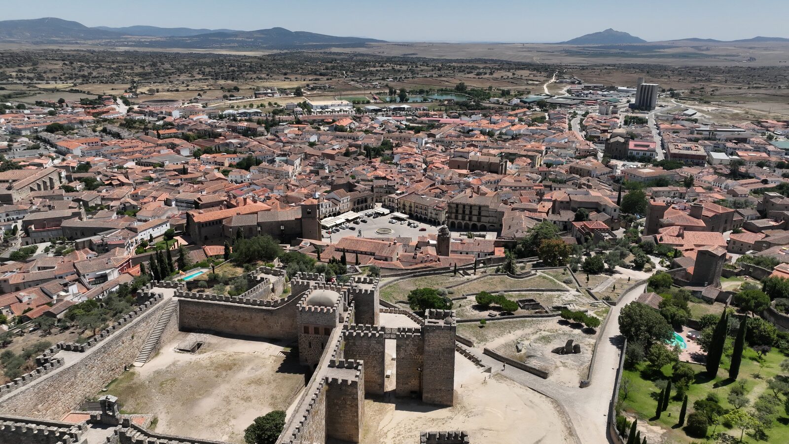 Castillo de Trujillo y el casco histórico de la villa vistos desde el aire