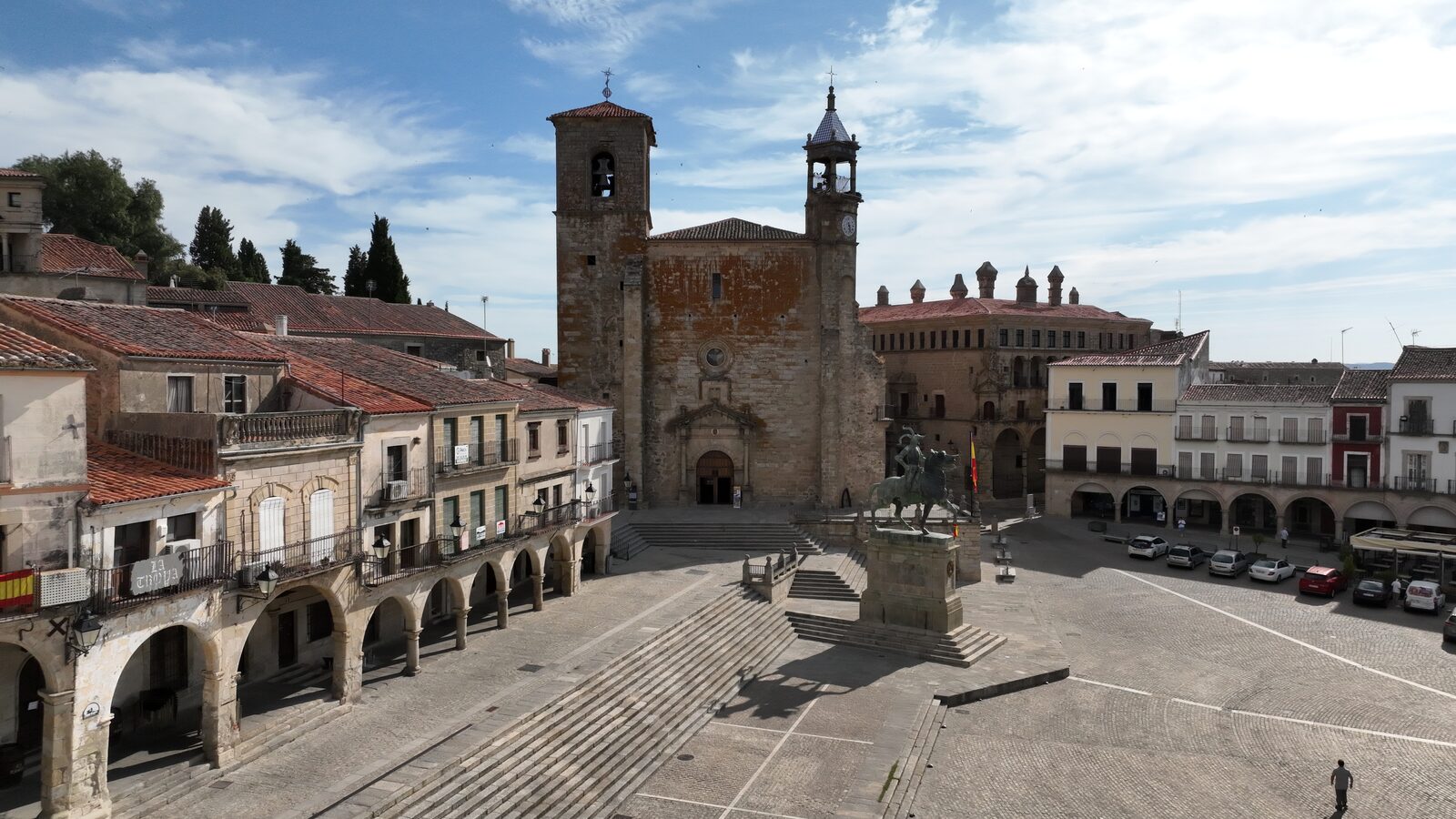Plaza Mayor de Trujillo con la iglesia de San Martín y los soportales, vista desde el aire